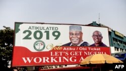 Hoton 'yan takarar shugaban kasa na Jam'iyar PDP Atiku Abubakar a da abokin takararsa Peter Obi da aka kafa a wata hanyar birnin Abuja, Nigeria, Feb. 19, 2019.