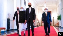 Presiden AS Joe Biden berjalan bersama PM Australia Scott Morrison, PM India Narendra Modi, dan PM Jepang Yoshihide Suga, sebelum dimulainya KTT Quad di Gedung Putih, Jumat (24/9). 