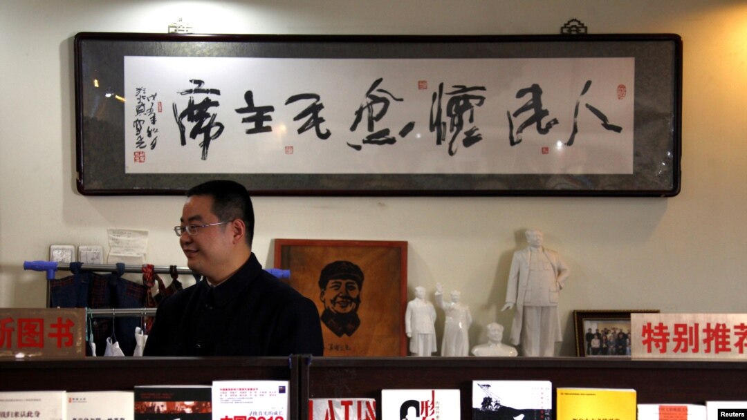 Fan Jinggang, General Manager situs dan toko buku neo-Maoist 'Utopia' di sebuah gerainya di Beijing (29/3). Pihak berwenang membredel situsnya dan satu situs politik lainnya, Mao Flag, karena mengecam pemerintah Tiongkok yang berkuasa saat ini.
