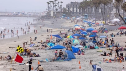 Bãi biển đông nghịt người ở Oceanside, California, Mỹ, 17/6/2021.