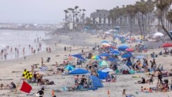 Masyarakat menyejukkan diri di pantai saat gelombang panas berlanjut di Oceanside, California, AS, 17 Juni 2021. (REUTERS/Mike Blake)