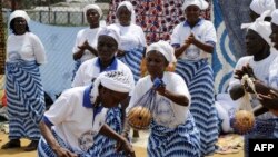 利比里亞首都蒙羅維亞一個婦女組織於5月8日跳舞，預祝伊波拉疫情解除。