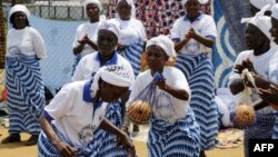 Kungiyar mata a Liberia da suke murnar karshen cutar ebola amma sai gashi ta sake dawowa bayan 'yan watanni da aka sanarda duniya cewa kasar ta rabu da ita