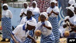 Miembros de Mujeres en la Red de Construcción de la paz bailan, cantan y oran en celebración por haber sido declarada Liberia libre de ébola.