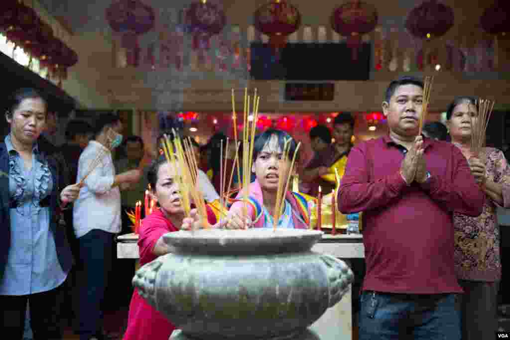 ប្រជាជន​ខ្មែរ​ ខ្មែរ​កាត់ចិន និង​ខ្មែរ​កាត់​វៀតណាម​រាប់ពាន់នាក់​បាន​ទៅ​ធ្វើការបន់ស្រន់​សុំសេចក្តី​សុខ​នៅ​វិហារ​ព្រះចៅ​លើ​រមណីយដ្ឋាន​វត្តភ្នំ អំឡុង​ថ្ងៃបុណ្យ​ចូលឆ្នាំ​ចិន វៀតណាម កាលពី​ព្រឹកថ្ងៃទី​០៤ ខែកុម្ភៈ ឆ្នាំ២០១៩។(ទុំ ម្លិះ/VOA)