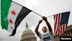 Jehad Sibai dari Michigan salah satu peserta Rally Suriah -Amerika melakukan protes di depan gedung kongres AS menentang aksi militer AS ke Suriah (9/9/2013)