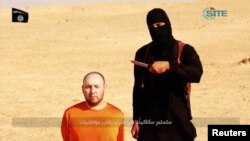 El nombre verdadero de "Jihadi John" es Mohammed Emwazi, un programador informático de 27 años nacido en Kuwait de una familia de origen iraquí y que creció en Londres.