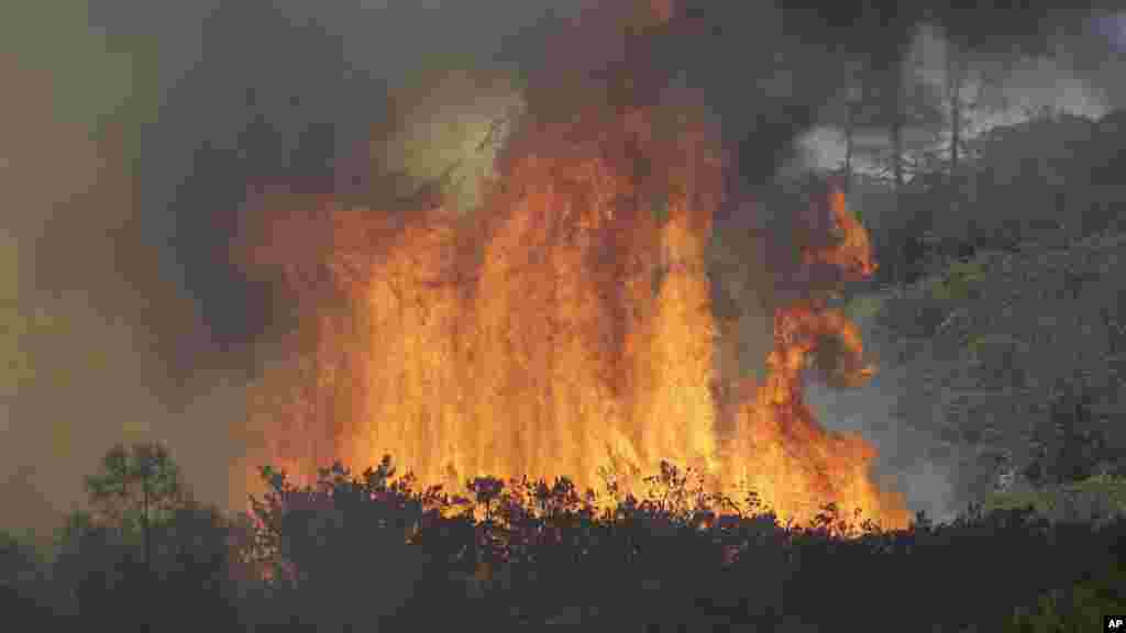  Des Flames de l'incendie en californie, 13 aout 2015. 