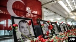 Ku kibuga cy'indege cya Ataturk mu mujyi wa Istanbul muri Turukiya