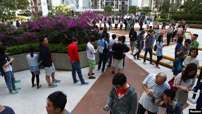 香港选票排长队等待在区议会选举中投下自己的一票。(2019年11月24日)
