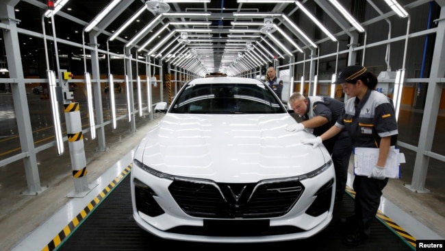 Công nhân tại nhà máy lắp ráp ô tô tự động của VinFast ở Hải Phòng. Theo Bloomberg, VinFast sắp mở nhà máy ở Mỹ để sản xuất ô tô điện cho thị trường lớn nhất thế giới.