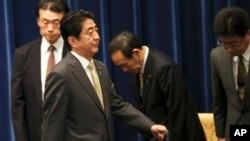 12月9日﹐日本首相安倍晉三出席記者會宣佈一系列刺激日本救濟計劃。