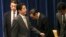 日本首相安倍晋三离开在东京举行的记者会。（2013年12月9日）