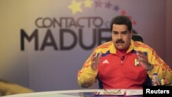 Maduro, al igual que su predecesor, Hugo Chávez ha denunciado unos seis planes de magnicidio y más de dos decenas de actos de sabotaje y complot.
