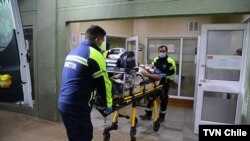 Uno de los periodistas heridos en un ataque en la zona de Arauco, en el sur de Chile, es ingresado al hospital. Foto cortesía TVN.