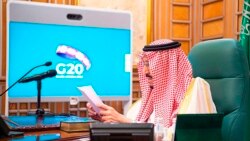 Raja Saudi Salman bin Abdulaziz mengetuai KTT G20 Virtual dari kantornya di Riyadh, Saudi Arabia, Kamis (26/3).