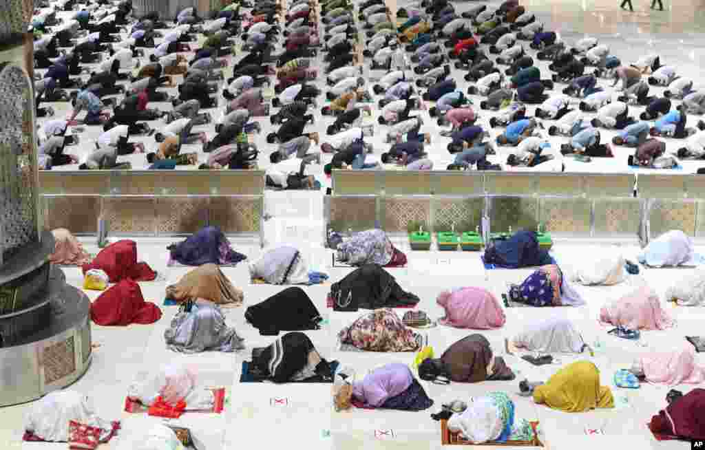 اجرای نماز مغرب با رعایت فاصله اجتماعی در اولین شب ماه رمضان، در مسجد استقلال در جاکارتا، اندونزی