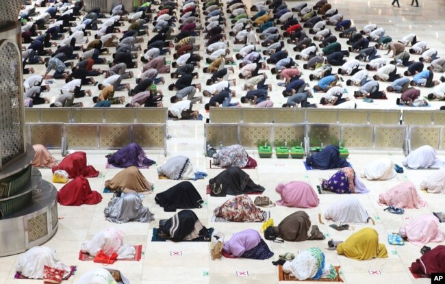 Tarawih yang dilakukan dengan mempraktikkan jarak sosial untuk mengekang penyebaran virus corona baru di Jakarta, 2021. (Foto: APP)