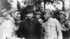 历史照片：毛泽东、朱德（前排右侧）和一批解放军军官游览北平（1949年夏天）