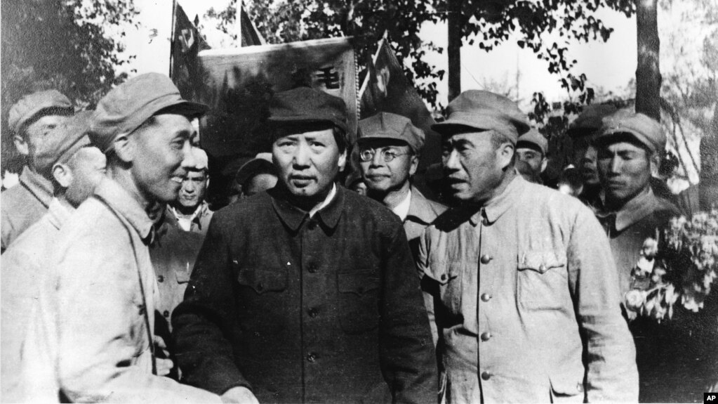 历史照片：毛泽东、朱德（前排右侧）和一批解放军军官游览北平（1949年夏天）