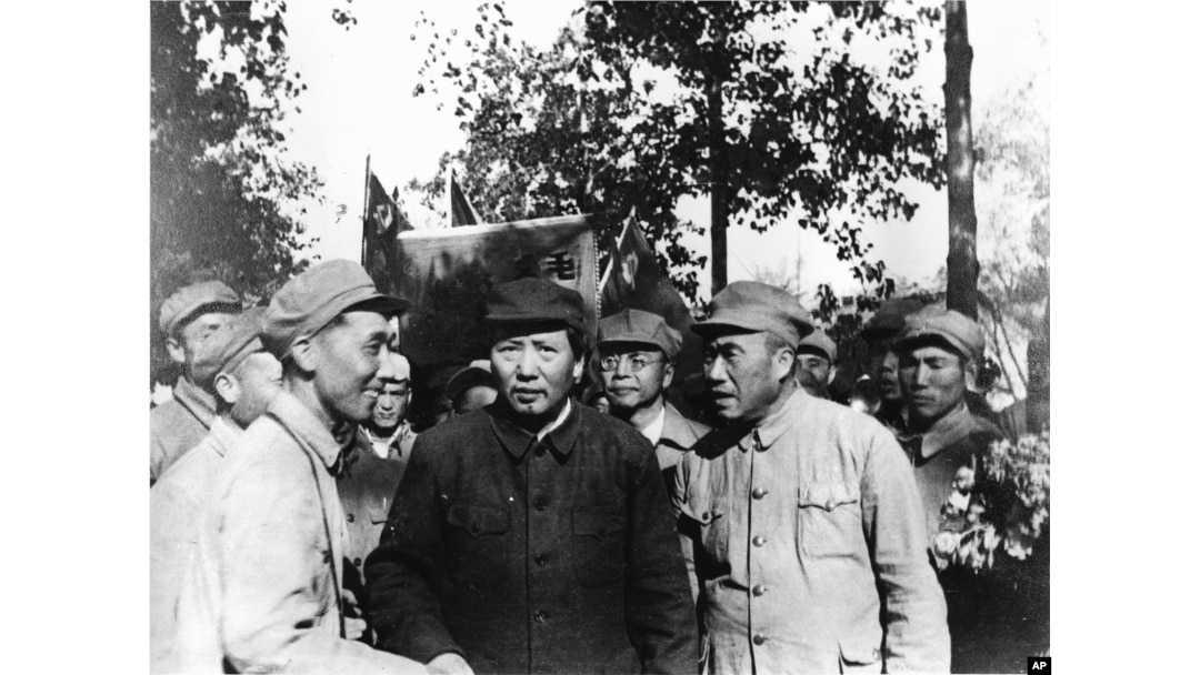毛泽东、朱德(前排右侧)和一批军官游览北平(1949年夏天)