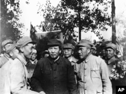 毛泽东、朱德（前排右侧）和一批军官游览北平（1949年夏天）