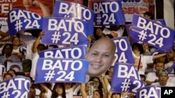 Supporters cheer their senatorial candidate, former national police chief Rogelio "Bato" Dela Rosa during the last campaign rally by the administration for the midterm elections in suburban Pasig city east of Manila, Philippines, May 11, 2019.