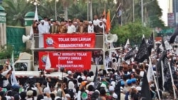 Ribuan umat islam dari berbagai organisasi berunjuk rasa di depan gedung MPR/DPR RI Senayan, Jakarta hari Jumat 29/9 menuntut agar DPR membatalkan perpu ormas dan menolak kebangkitan PKI. (Foto: VOA/Fathiyah)