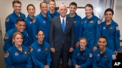 6月7日美國副總統彭斯參訪休斯頓市的美國太空總署(NASA)約翰遜太空中心﹐與宇航員合照。