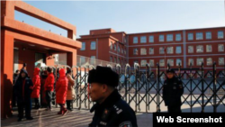 北京宣武师范学校附属第一小学发生男子砍伤小学生事件后警察站在校门口。（2018年1月8日 推特截图）