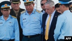 Le Secrétaire américain à la Défense, Jim Mattis, avec le commandant en chef de l'armée de l'air vietnamienne, Bui Anh Chung, lors de sa visite à la base aérienne de Bien Hoa, à la périphérie de Ho Chi Minh-Ville, le 17 octobre 2018.