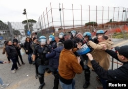 Người thân của các tù nhân đụng độ với cảnh sát Ý bên ngoài nhà tù Rebibbia vào ngày 9/3/2020, sau khi nước này đưa ra quy định tạm thời không cho thăm thân nhân vì sợ dịch bệnh lây lan.