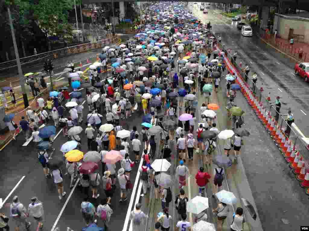 香港学生预演占领中环 (美国之音海彦拍摄)