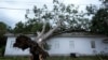 Un árbol derribado se ve sobre la iglesia Bethel después de que el huracán Beryl pasara por la zona, el lunes 8 de julio de 2024 en Van Vleck, Texas.