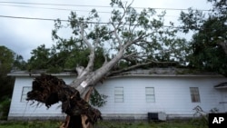 Un árbol derribado se ve sobre la iglesia Bethel después de que el huracán Beryl pasara por la zona, el lunes 8 de julio de 2024 en Van Vleck, Texas.