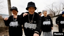 ปาร์ค จอมซุน วัย 81 ปี หัวหน้าวงแรปเปอร์ "ซูนีและเจ้าหญิงทั้งเจ็ด" ร่วมกับเพื่อนร่วมวงฮง ซุน-ยอน วัย 79 ปี และจง ดู-อี วัย 90 ปี แรปบนถนนในชิลก๊ก เกาหลีใต้ 6 ก.พ. 2024 (รอยเตอร์)