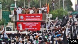 Ribuan umat islam dari berbagai organisasi berunjuk rasa di depan gedung MPR/DPR RI Senayan, Jakarta hari Jumat 29/9 menuntut agar DPR membatalkan perpu ormas dan menolak kebangkitan PKI. (Foto: VOA/Fathiyah)