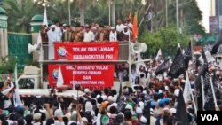 Ribuan umat islam dari berbagai organisasi berunjuk rasa di depan gedung MPR/DPR RI Senayan, Jakarta menuntut agar DPR membatalkan perpu ormas dan menolak kebangkitan PKI. (Foto dok./ilustrasi: VOA/Fathiyah)