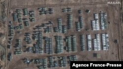 ম্যাক্সার টেকনোলজিস দ্বারা প্রকাশ করা এই স্যাটেলাইট ছবিতে, ইউক্রেন সীমান্তের প্রায় ১৬০ মাইল উত্তরে রাশিয়ার ইয়েলনিয়া স্মোলেনস্ক অঞ্চলের কাছে একটি বৃহৎ স্থল বাহিনীর উপস্থিতি দেখা যাচ্ছে। নভেম্বর ০১, ২০২১। 