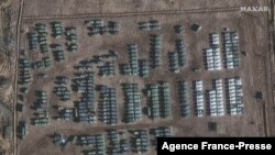 Супутниковий знімок Maxar Technologies від 1 листопада показує наявність значного контингенту поблизу Єльні в Смоленській області Росії, за 260 км від українського кордону
