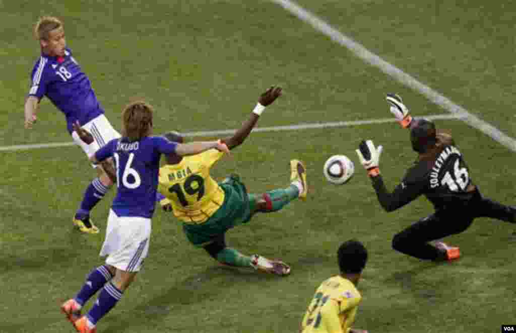 Japanac Keisuke Honda postže gol protiv Cameroona