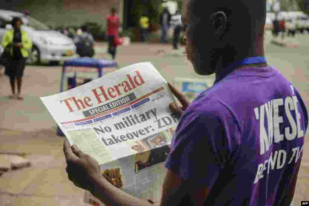 Un Zimbabwéen lit la Une du journal The Herald sur la crise au Zimbabwe, le 15 novembre 2017.