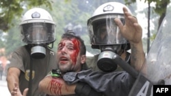 Cảnh sát chống bạo động bắt giữ 1 người biểu tình ở Athens, 29/6/2011