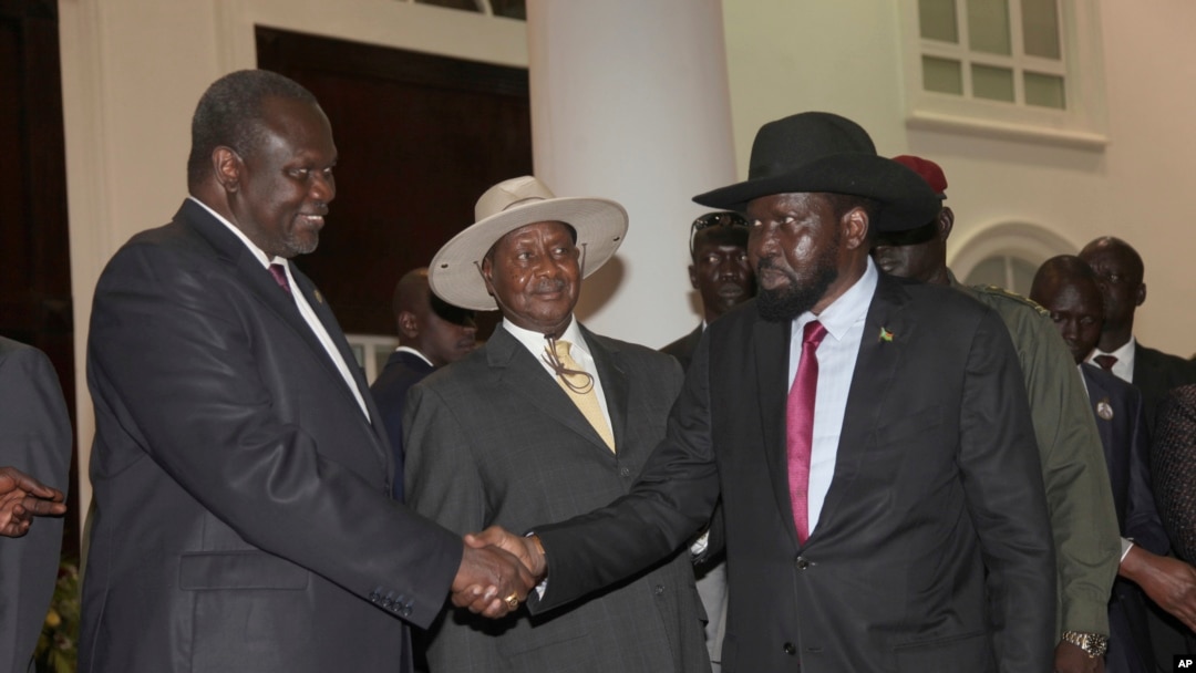 Uwahoze ari icegera ca perezida muri Sudani y'epfo, Riek Machar, ibubamfu, aramukanya na perezida Salva Kiir, iburyo i Entebbe, Uganda, itariki 7/07/2018. 