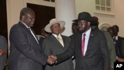 Uwahoze ari icegera ca perezida muri Sudani y'epfo, Riek Machar, ibubamfu, aramukanya na perezida Salva Kiir, iburyo i Entebbe, Uganda, itariki 7/07/2018. 