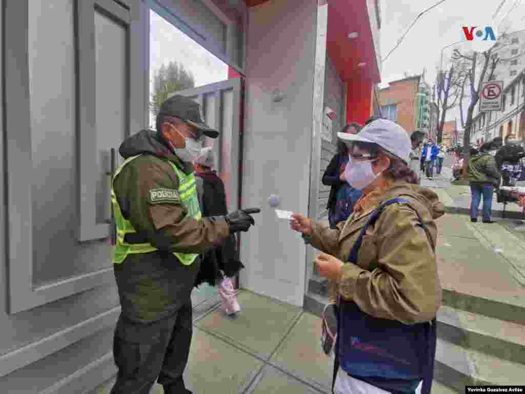 Largas filas se registran para votar en Bolivia, es indispensable mostrar el carn&#233; de identidad para el ingreso a los diferentes recintos de votaci&#243;n. Foto Yuvinka Gozalvez Avil&#233;s.