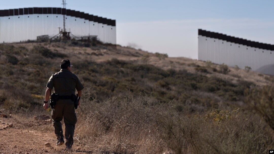 El agente de la Patrulla Fronteriza, Gutiérrez, camina hacia una brecha en uno de los dos muros fronterizos que separan a México de Estados Unidos, el jueves 23 de enero de 2025, en San Diego. (Foto AP/Gregory Bull).