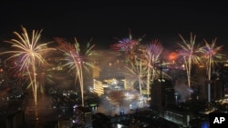 Fuegos artificiales iluminan el cielo sobre el Río Chao Phraya durante los festejos por el Año Nuevo, en Bangkok, Tailandia, el miércoles 1 de enero de 2025. 