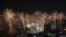 Fuegos artificiales iluminan el cielo sobre el Río Chao Phraya durante los festejos por el Año Nuevo, en Bangkok, Tailandia, el miércoles 1 de enero de 2025. 