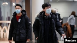 Para penumpang penerbangan langsung dari China tiba di Bandara O'Hare, Chicago, Amerika Serikat, 24 Januari 2020. (Foto: Reuters)